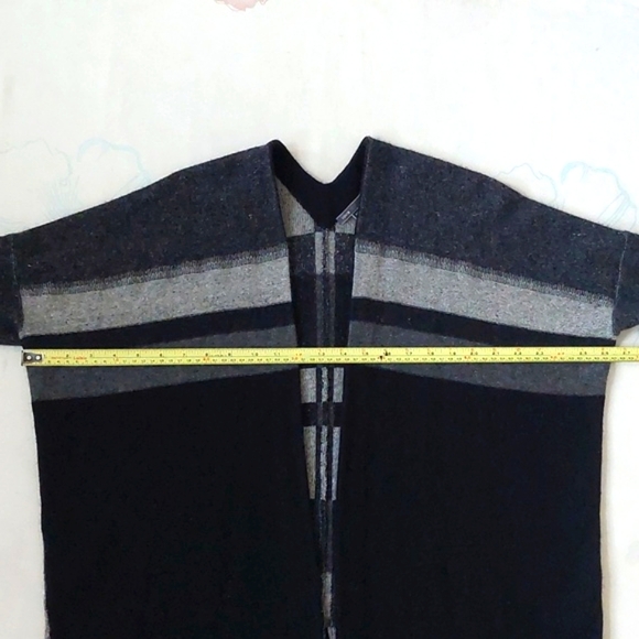 Vince. Wool blended with cashmere oversize cardigan - Picture 15 of 16